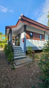 una pequeña casa con techo rojo en Kantiang Bay View Resort, en Ko Lanta