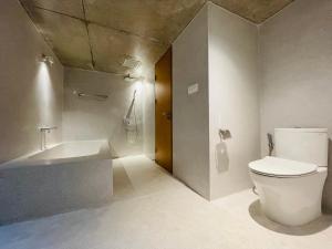 łazienka z toaletą i umywalką w obiekcie Casa Amarilla Boutique Apartment w mieście Hanoi