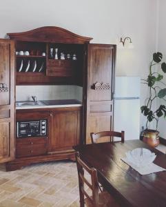 cocina con armarios de madera y mesa de madera en Agriturismo Santa Maria, en Pienza