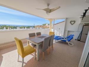 Sitio de CalahondaにあるFantastic views, large apartment with 3 Pools, Minutes from Beach and Golf Mijas Costa Spainのダイニングルーム(テーブル、椅子付)