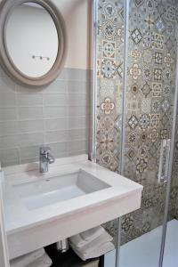 a bathroom with a white sink and a mirror at Home Sweet Home junto a Mezquita / Wifi / Parking in Córdoba