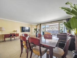 - une salle à manger avec une table et des chaises dans l'établissement Forum Luxury Apartment Lake View, à Montreux