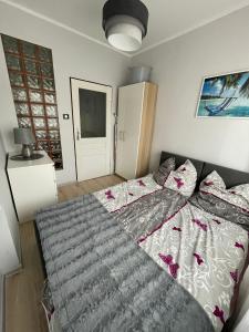a bedroom with a large bed with flowers on it at Apartament Kamień Pomorski in Kamień Pomorski