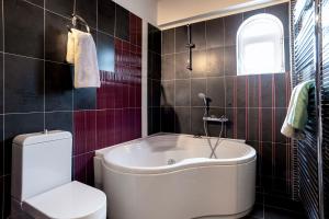 A bathroom at Family House in Nea Makri Még 18 kép