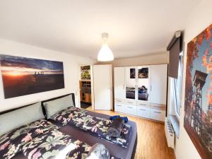 a bedroom with a bed with a dog laying on it at Zentrale Ferienwohnung in Aalen City mit 4-Sternen in Aalen