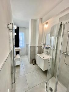 y baño con ducha y lavamanos. en Torre San Bonifacio - Locazione Turistica, en San Bonifacio