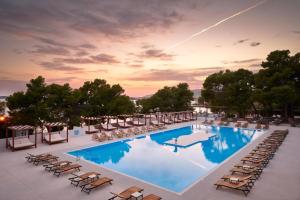 uma grande piscina com espreguiçadeiras e um resort em Croatia Camp Mobile Homes Vodice em Vodice