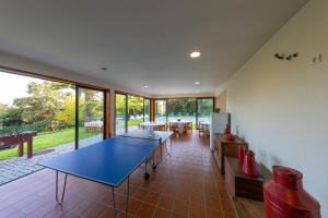ein großes Zimmer mit einer Tischtennisplatte in der Unterkunft Casa de Valdemar in Felgueiras