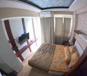 Säng eller sängar i ett rum på We Stay Apartemen at Babarsari A3-17