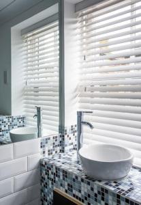 ein Badezimmer mit zwei Waschbecken und zwei Spiegeln in der Unterkunft Old Anchor Cottage in Broadstairs - Winter special offers! in Broadstairs