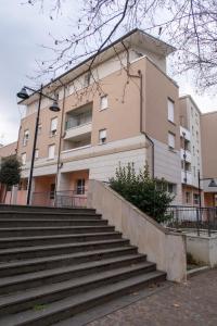 un edificio con escaleras delante de un edificio en Bilocale Esperanto, en Pianoro