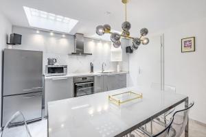 een witte keuken met een groot wit aanrecht bij Urban style 3-bedroom apartment in Montreux