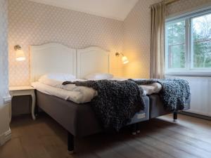 1 dormitorio con 1 cama en una habitación con ventana en Hotell Villa Långbers en Tällberg