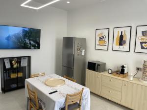 ein Esszimmer mit einem Tisch und einem Kühlschrank in der Unterkunft Varese Apartment in Varese