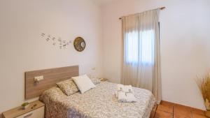 sypialnia z łóżkiem i dwoma ręcznikami na nim w obiekcie Casa Cerrito Prado del Rey by Ruralidays w mieście Prado del Rey +30 zdjęć