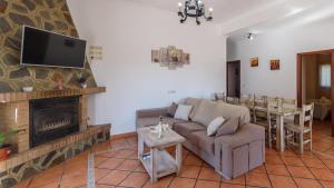 salon z kanapą i kominkiem w obiekcie Casa Cerrito Prado del Rey by Ruralidays w mieście Prado del Rey