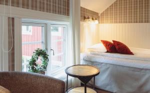 Rúm í herbergi á Hotell Villa Långbers