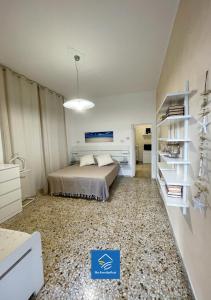 een slaapkamer met een bed en een boekenplank bij The Family Nest - Casa Eva in Manfredonia