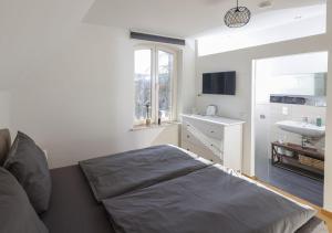 1 dormitorio con cama y lavamanos en Residenz Kirchberg, en Adenau