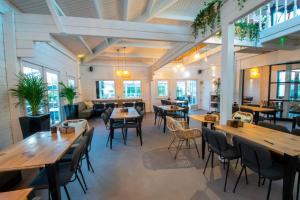 Restaurace v ubytování Seehotel Oostkapelle + 37 fotografií