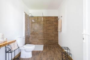 プラヤ・デル・イングレスにあるBungalows Lapahiのトイレとシャワー付きのバスルーム +29枚の写真