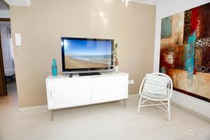 TV i/ili multimedijalni sistem u objektu San Juan Beach apartment with AC and views