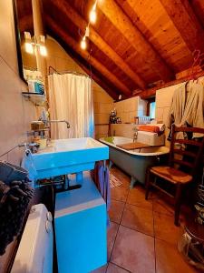 a bathroom with a sink and a tub in a room at Casa Roberto Corippo 