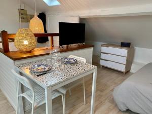 Televízia a/alebo spoločenská miestnosť v ubytovaní La Cabane du Parc