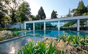 a swimming pool in front of a building at Au Beau Voyage à 2 pas des Thermes in Thonon-les-Bains
