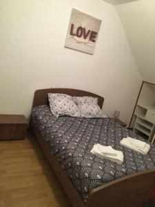 Ce lit se trouve dans un dortoir doté d'un signe d'amour sur le mur. dans l'établissement Maison de ville, à Romorantin-Lanthenay