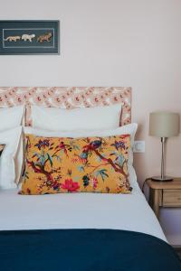 1 dormitorio con 1 cama con almohada floral en Maison Tassigny, en Meursault