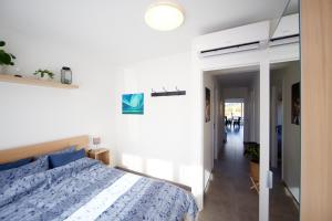 - une chambre avec un lit et un couloir dans l'établissement Holiday Home De Steenen Molen, à Brecht