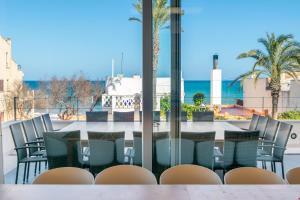 una mesa y sillas en un balcón con vistas al océano en Villa Mar 18, en Can Picafort