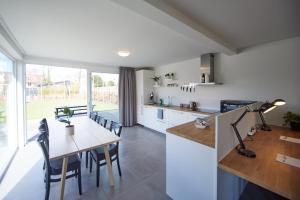eine Küche und ein Esszimmer mit einem Tisch und Stühlen in der Unterkunft Holiday Home De Steenen Molen in Brecht