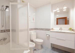 a bathroom with a shower and a toilet and a sink at 115A - Amplia vivienda en Playa San Lorenzo in Gijón +32 photos