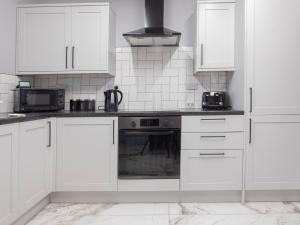 A kitchen or kitchenette at Pass the Keys Spacious house with free parking