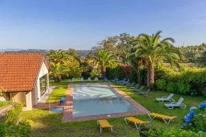 una vista aérea de una piscina con sillas y palmeras en Casa de Valdemar, en Felgueiras