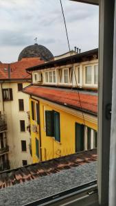 - une vue depuis la fenêtre des bâtiments avec un dôme dans l'établissement NOLO93, à Milan