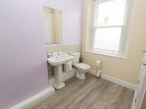 a bathroom with a sink and a toilet at Cobbleken in Cockermouth