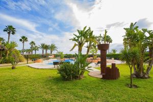 un patio del complejo con piscina y palmeras en 241 Cabo Roig Sea View-Alicante Holiday, en Cabo Roig