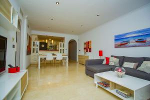 uma sala de estar com um sofá e uma mesa em 241 Cabo Roig Sea View-Alicante Holiday em Cabo Roig