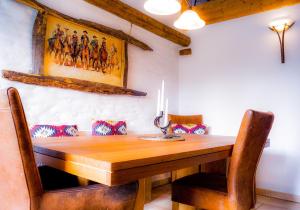 a dining room with a wooden table and chairs at Besondere Ferienwohnung Spirit auf idyllischem Reiterhof nahe Burg Eltz in Münstermaifeld