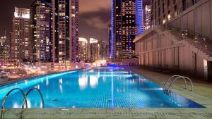 una gran piscina en una ciudad por la noche en Cayan Tower, Dubai Marina - Charming One Bedroom, en Dubái
