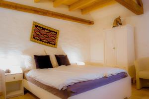 a bedroom with a bed and a cabinet in a room at Besondere Ferienwohnung Spirit auf idyllischem Reiterhof nahe Burg Eltz in Münstermaifeld