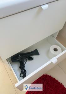 een wit bureau met een pistool erop bij The Family Nest - Casetta con vista in Vittorio Veneto