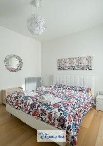 ein Schlafzimmer mit einem Bett mit einer Decke darauf in der Unterkunft The Family Nest - Casetta con vista in Vittorio Veneto
