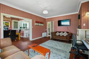 un salon avec un canapé et une table dans l'établissement Terracotta Cottage, à Te Awamutu