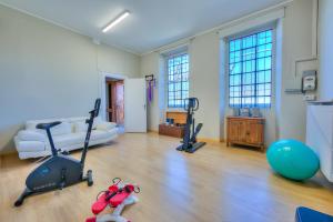 un soggiorno con divano e attrezzature per l'allenamento di Anita Lake Fitness Retreat - Happy Rentals a Gemonio