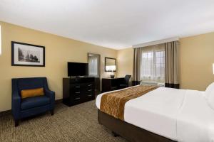 een hotelkamer met een bed en een stoel bij Comfort Inn Yankton SD in Yankton