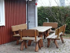 a picnic table and two chairs and a table and bench at Schwedenhaus in Mönkebude